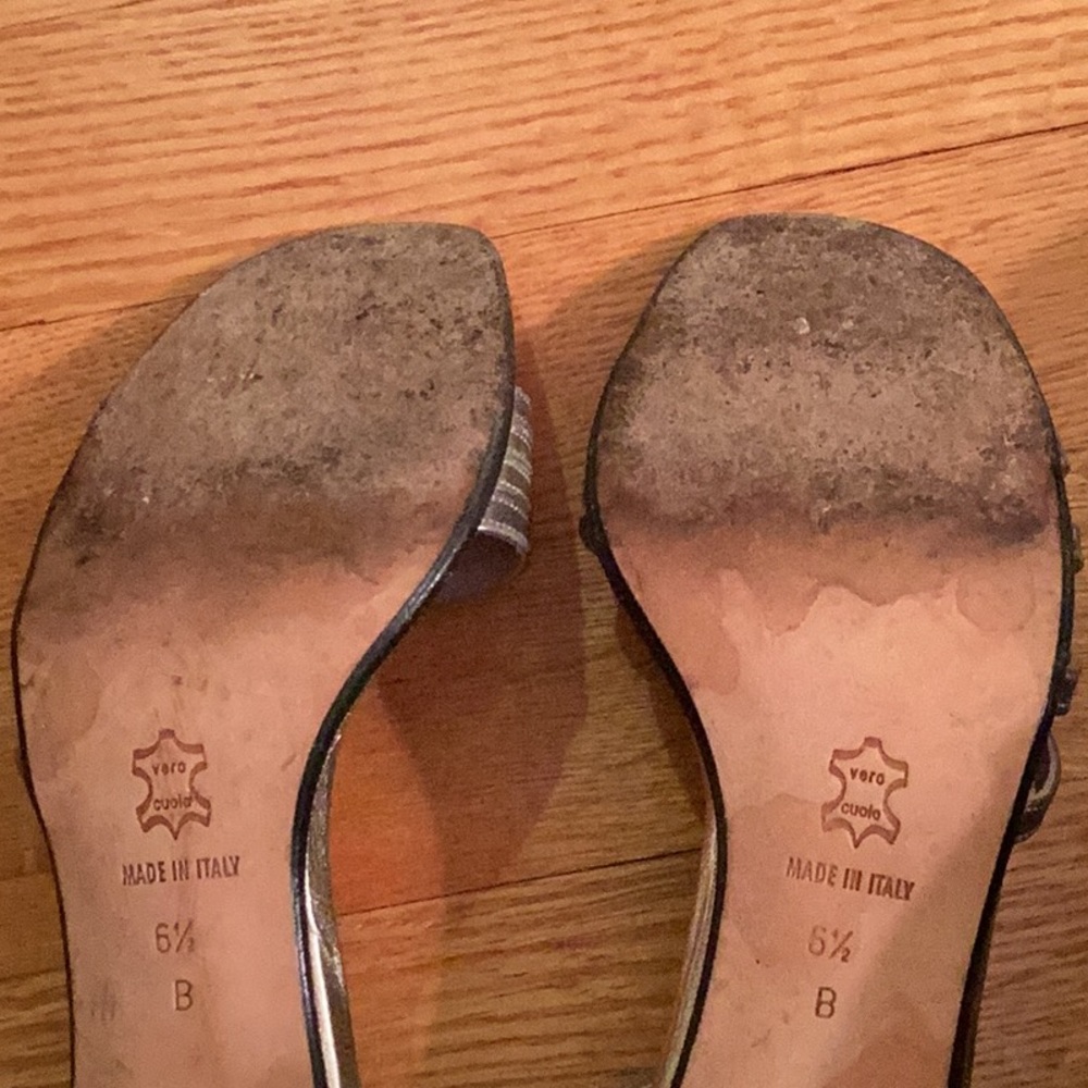 Cynthia Rowley by Zeitgeist scrappy gold & silver sandals size 6.5 /3.25 in heel - Picture 6 of 7